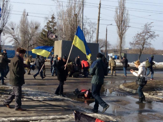 Во время шествия в Харькове произошел взрыв, погибли три человека. Кроме того, по предварительным данным, ранены еще около пятнадцати человек.