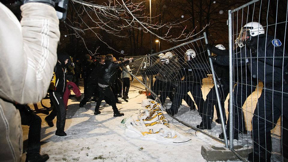 LKS+20131206+-+Kiakkovieraiden+mielenosoittajat+repivät+mellakka-aitaa+mellakkapoliisien+edessä+Tampereella+6.+joulukuuta+2013.jpeg