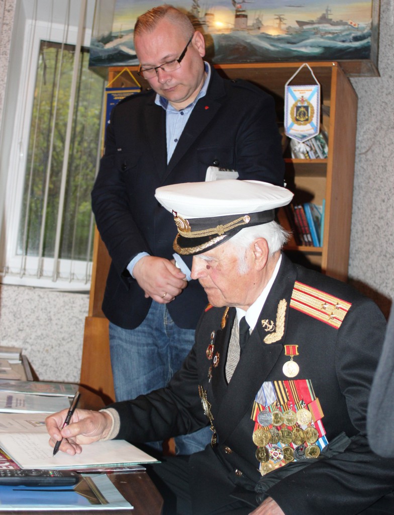 Ветеран А. Б. Чаплыгин подписывает книгу о Балтфлоте польскому общественнику Славомиру Нецецкому.