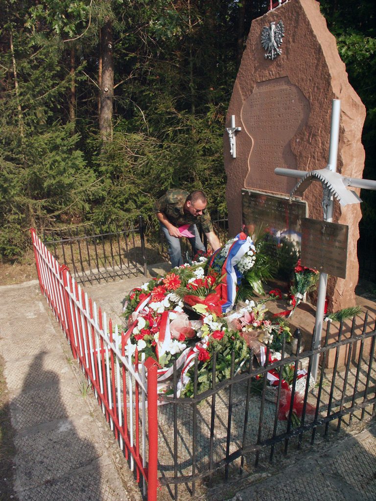 Памятник на месте казни 74 -х солдат  Армии Людовой и советских партизан в  деревне Жомбец.