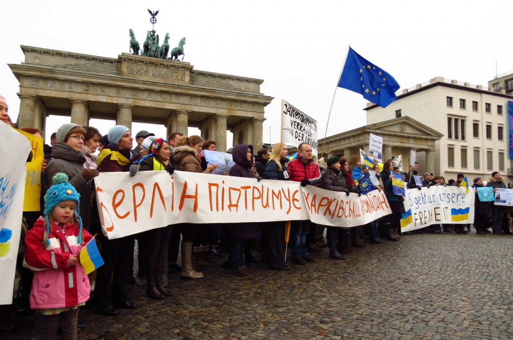 Евромайдан в Берлине у Бранденбургских ворот_2.JPG