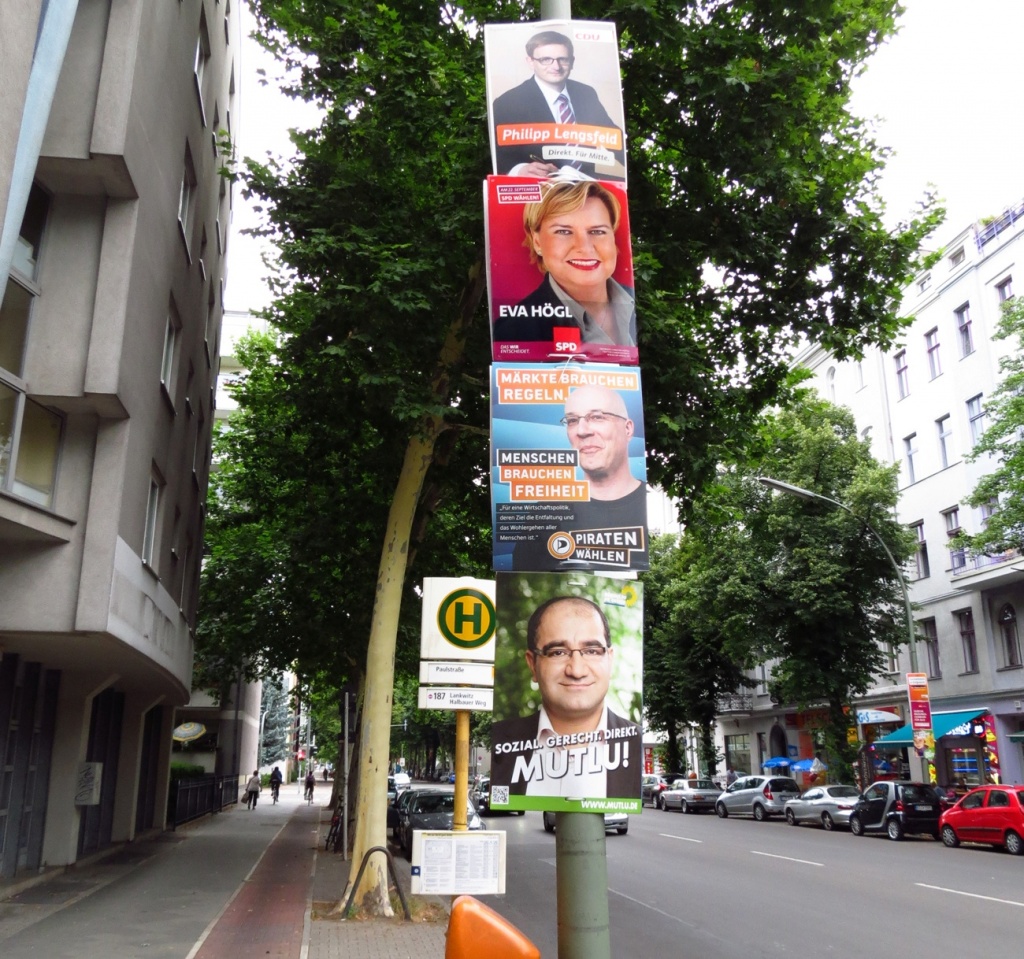 на одном фанарном столбе соседствуют агитплакаты конкурирующих партий.JPG