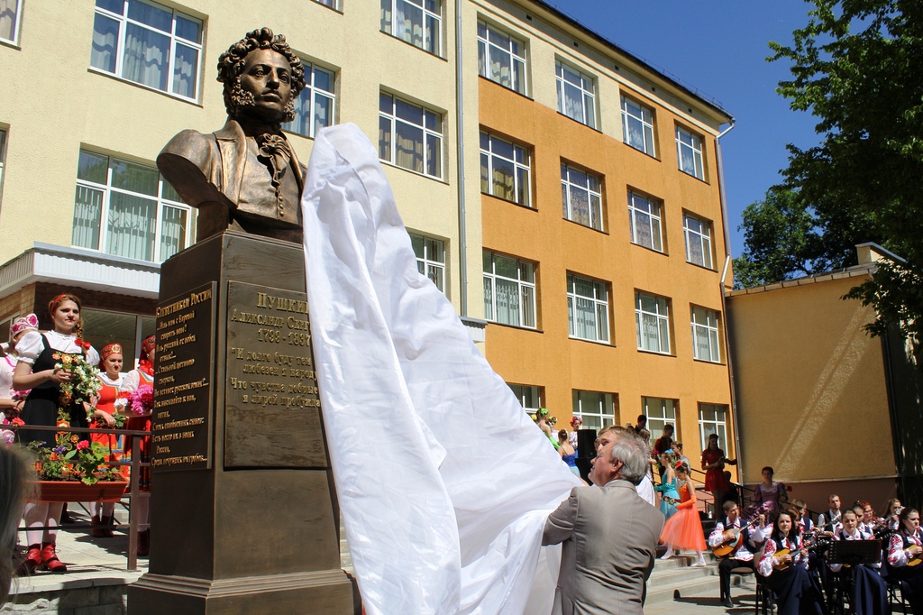 Бюст Пушкина был установлен в Могилёве в начале лета 2015 года.