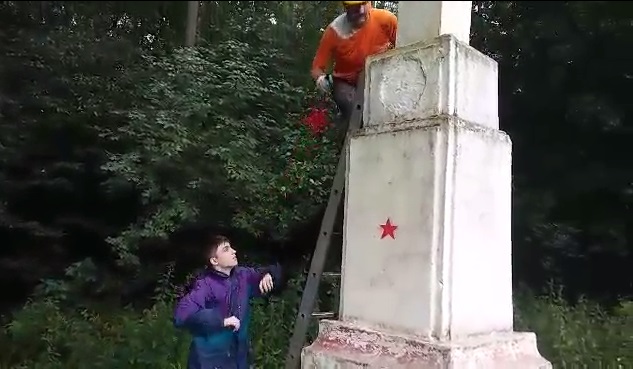 Молодое поколение «Курска» помогло установить красную звезду на обелиске.