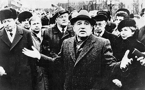 Фото эпохи: Горбачёв в Вильнюсе за год до январских событий.