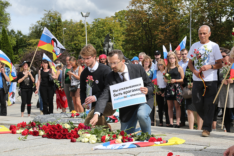 Участники «Автопробега мира» возложили в Калининграде цветы к памятнику 1200 гвардейцам.