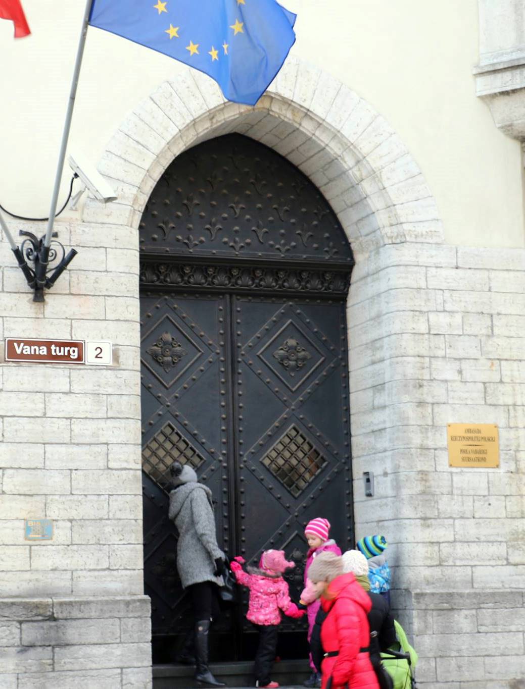 Двери польской дипломатии оказались закрытыми перед детьми.