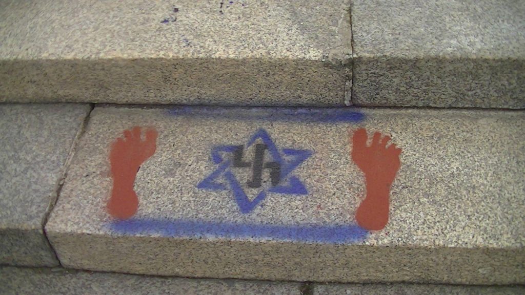 Акт вандализма на варшавском кладбище советским воинам. 