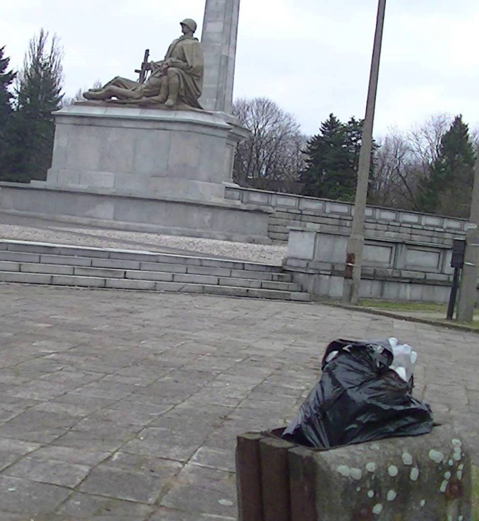Убранный мусор на кладбище в Варшаве.