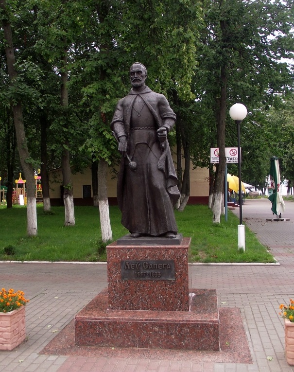 Памятник палачу белорусского народа Льву Сапеге в Полоцке.